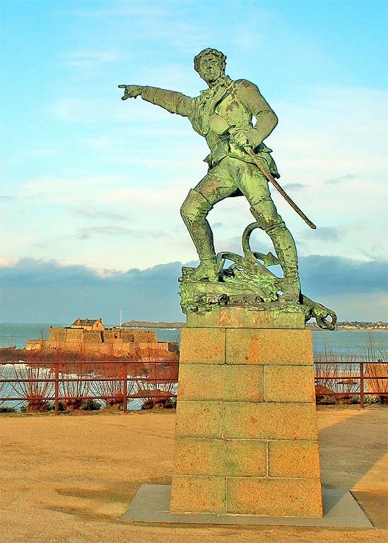 Statue en bronze de Robert Surcouf à Saint-Malo