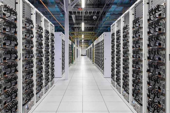Rangées de serveurs informatiques dans un centre de données dédié à l'intelligence artificielle