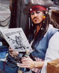 Jack Sparrow en train de lire les citations de www.pirates-corsaires.com :))