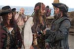 Jack Sparrow face  Barbe-Noire - Pirates des Carabes : la Fontaine de Jouvence